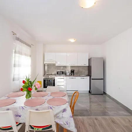2 Bedroom Amazing In Rovanjska