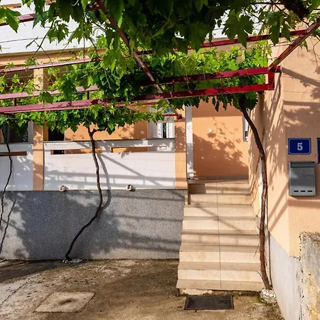 2 Bedroom Amazing In Rovanjska