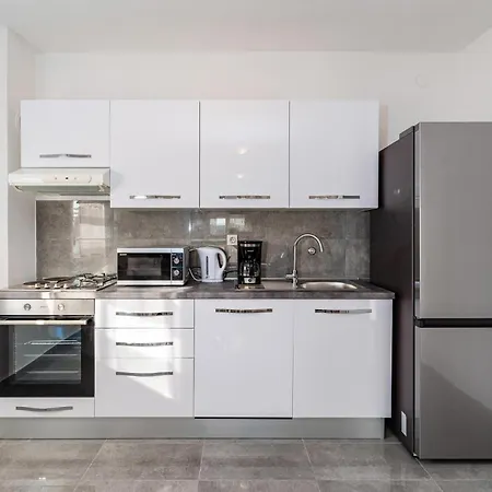 2 Bedroom Amazing In Apartment Rovanjska